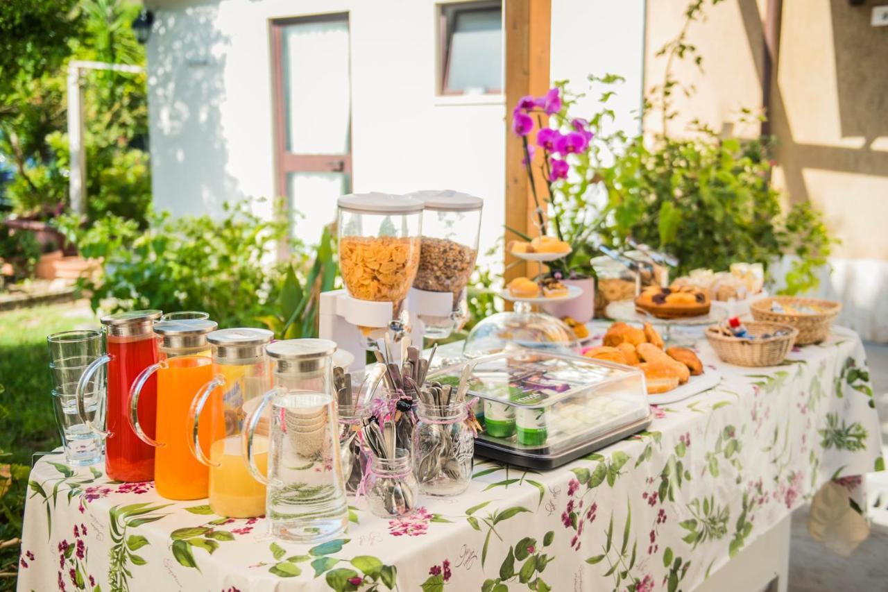Casa Violetta Bed & Breakfast Marina di Massa Exterior photo
