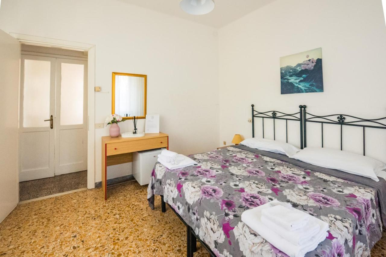 Casa Violetta Bed & Breakfast Marina di Massa Exterior photo