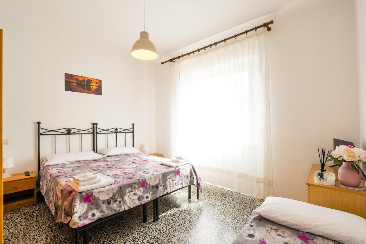 Casa Violetta Bed & Breakfast Marina di Massa Exterior photo